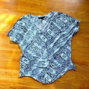 BCBGMAXAZRIA Slouchy Snake Print Short Sleeve Burnout T-Shirt Top Size Small
